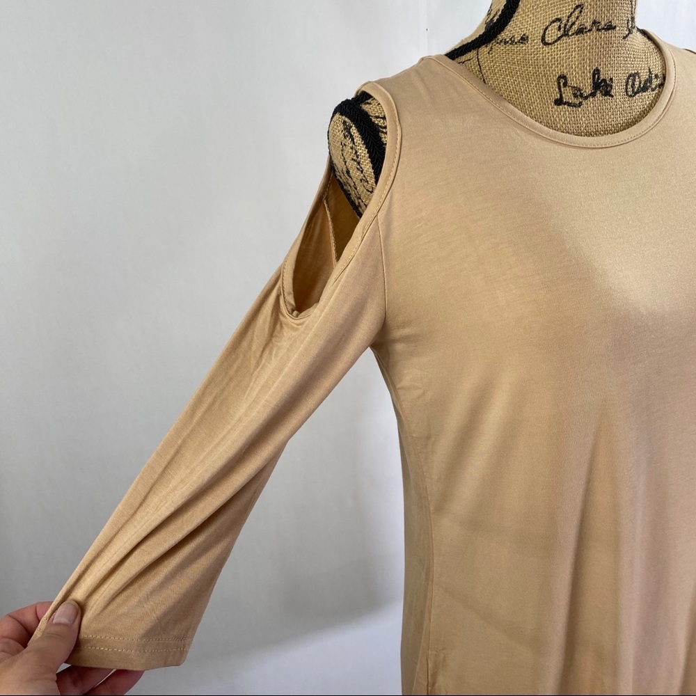 NWT women’s cold shoulder half sleeve tunic top m